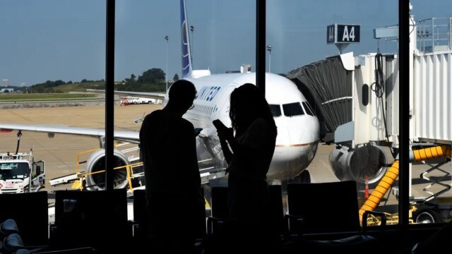 gettyimages-1177917300-plane-airport-phone.jpg