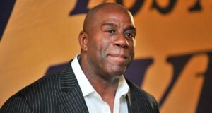Magic Johnson enfrenta una reacción violenta por respaldar a Karen Bass de Beverly Hills