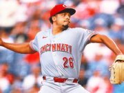 Los nueve ponches de Chase Burns impulsan a los Rojos a una victoria de 4-1 sobre los Filis