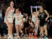 Sarah Ashley Barker del Portland Fire toca el timbre para vencer al Liberty