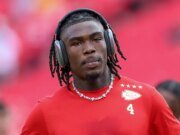 El receptor de los Chiefs, Rashee Rice, sentenciado a 30 días de cárcel después de violar la libertad condicional y podría ser peor