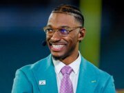 RG3 visitó el Memorial Day Poppy Wall of Honor como hijo de un veterano del ejército