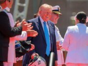 Trump honra a los atletas que batieron récords de la Academia de la Guardia Costera en un evento de graduación