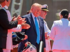 Trump honra a los atletas que batieron récords de la Academia de la Guardia Costera en un evento de graduación