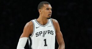 El entrenador de los Spurs defiende Wembanyama después de la expulsión del Juego 4 contra los Timberwolves