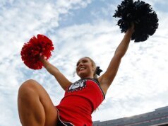 El LB número uno del fútbol universitario toma una decisión que sacude a dos potencias históricas