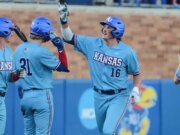 El béisbol de Kansas avanzó a las Súper Regionales de la NCAA después de barrer a Arkansas