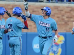 El béisbol de Kansas avanzó a las Súper Regionales de la NCAA después de barrer a Arkansas