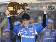 Denny Hamlin le arrebata la victoria a Bell en Nashville en una emocionante batalla