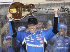 Denny Hamlin le arrebata la victoria a Bell en Nashville en una emocionante batalla