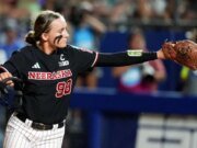 El as de Nebraska, Jordy Frahm, estuvo excelente durante la carrera de su equipo en WCWS. Ella también estaba embarazada.