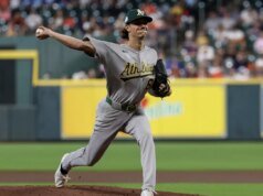 El prospecto lanzador de los Atléticos, Cade Morris, conectó una bola larga en su debut en la MLB