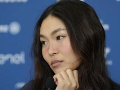 Miles Garrett rinde homenaje a Kobe y lanza bola rápida en el juego de los Dodgers con su novia Chloe Kim