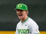 El lanzador de los Oregon Ducks ingresa al portal de transferencias de la NCAA