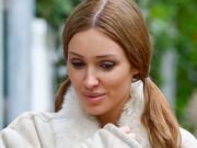 Bianca Sensori sonríe con su hermana mientras sale a una rara excursión familiar en Melbourne, días después de ponerse de mal humor y semidesnuda con Kanye West en Los Ángeles.