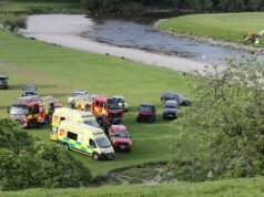 Un adolescente de 13 años muere después de ser sacado del río a pesar de los esfuerzos de rescate por parte del público, mientras la policía continúa buscando a un niño de 11 años.