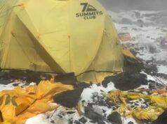 Contenedor de basura en la cima del mundo: el campamento más alto del Monte Everest cubierto de tiendas de campaña abandonadas, basura y desechos humanos, muestra un video