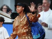 Naomi Osaka muestra una nueva chaqueta y camisa de lentejuelas a juego sobre el vestido de la ‘Torre Eiffel’ antes del Crunch Clash en París
