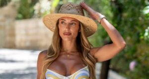 Amber Turner hace alarde de sus impresionantes abdominales en bikini mientras Junaid Ahmed y Joe Blackman lucen cariñosos después de comprometerse mientras filmaban TOWIE en Albania.