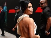 Kim Kardashian sacudió la alfombra roja del Gran Premio de Mónaco con un atrevido vestido sin espalda mientras se unía a los famosos fanáticos de la F1 Catherine Zeta Jones y Michael Douglas para animar a su novio Lewis Hamilton.