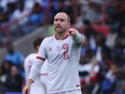 Christian Eriksen se desplomó en el campo de Dinamarca durante un amistoso contra Ucrania cuando el partido fue suspendido, casi cinco años después del paro cardíaco del creador de juego en la Eurocopa 2020.