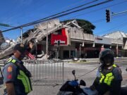 Al menos 12 muertos después de que un terremoto de magnitud 7,8 obligara a los lugareños a huir a zonas más altas mientras un edificio se derrumba y amenaza de tsunami en Filipinas