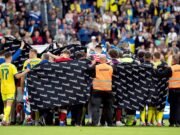 Momento aterrador Christian Eriksen se agarra el pecho justo antes de colapsar: el cardiólogo advierte que el desfibrilador estrella de Dinamarca “sin duda le salvó la vida” cinco años después de que el paro cardíaco pudiera volver a ocurrir