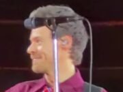 El momento en que Harry Styles olvidó su propia letra y se disculpó con los fans después de un error en el escenario.
