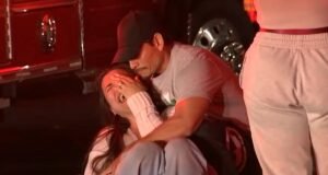 Mujer desconsolada llora en la calle después de que su padre matara a gemelos de 10 años y se suicidara en una reunión familiar en California
