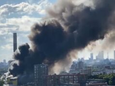 Alrededor de 100 bomberos están combatiendo un gran incendio en un centro de reciclaje mientras una espesa columna de humo se eleva sobre el horizonte de Londres.