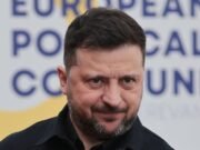 Zelensky advierte que “los pequeños errores pueden romper grandes amistades” mientras los consejos reformistas del Reino Unido retiran las banderas ucranianas de los ayuntamientos