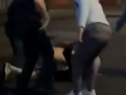 Hombre gravemente herido en un apuñalamiento en Belfast: héroes transeúntes arrojan un cuchillo al suelo en un ataque “horrible” mientras se arresta al sospechoso
