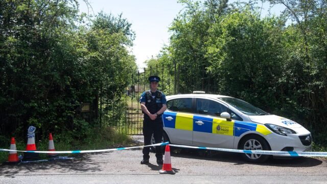 109224107-0-Police_officers_in_the_Brentwood_suburb_of_Pilgrims_Hatch_today_-a-65_1781006067116.jpg