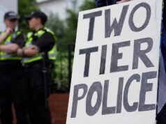 Uno de cada tres británicos cree que la policía trata a las minorías étnicas de manera más favorable que a los blancos a medida que aumentan los temores de una vigilancia policial de dos niveles.