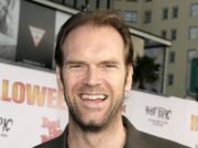 El actor de X-Men, Tyler Mann, de 59 años, revela un diagnóstico de cáncer de mama “súper raro” mientras comienza el tratamiento de quimioterapia