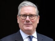 Keir Starmer enfrenta una reacción violenta por los derechos de las personas transgénero mientras más de 100 parlamentarios exigen pautas para proteger los espacios exclusivos para mujeres