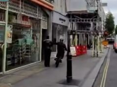 Momento en que un ladrón de bicicletas encapuchado le arrebata el teléfono a una mujer sospechosa en el oeste de Londres: calles donde las víctimas son atacadas todos los días