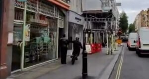 Momento en que un ladrón de bicicletas encapuchado le arrebata el teléfono a una mujer sospechosa en el oeste de Londres: calles donde las víctimas son atacadas todos los días