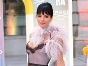 Lily Allen deslumbra con un impresionante vestido de malla y una dramática boa de plumas, mientras lidera a las estrellas en la fiesta de verano de la Royal Academy of Arts, horas después de que su ex David Harbour calificara su álbum de ruptura como “extraño”.