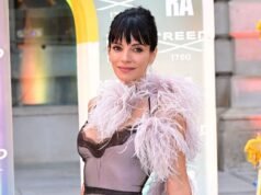 Lily Allen deslumbra con un impresionante vestido de malla y una dramática boa de plumas, mientras lidera a las estrellas en la fiesta de verano de la Royal Academy of Arts, horas después de que su ex David Harbour calificara su álbum de ruptura como “extraño”.