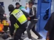 Momentos de enfrentamiento de matones con guardias de seguridad dentro de un supermercado Lidl del norte de Londres