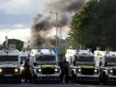 Los alborotadores marcharon hacia el ‘hotel de asilo’ en Belfast mientras se escuchaban explosiones y la policía usaba cañones de agua en la segunda noche de disturbios, después de que la ‘lista de objetivos’ de hogares de inmigrantes se compartiera en línea.