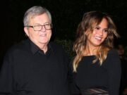 Chrissy Teigen revela que su padre Ronald Teigen murió días antes de cumplir 74 años en un anuncio desgarrador