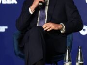 El príncipe William dejó a sus fanáticos cautivados por su apariencia de “modelo” con un “elegante” traje azul marino, horas después de encabezar nuestra encuesta como el invitado mejor vestido en la boda de Peter Phillips.