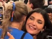 Kylie Jenner comparte un ‘loco’ abrazo en la cancha con Taylor Swift mientras los Knicks ganan… en medio de años de tensión con la hermana de la estrella, Kim Kardashian
