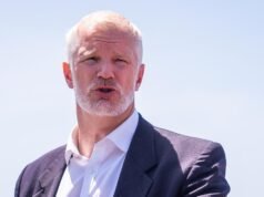 Al Kearns sigue a John Healy hasta la puerta mientras acusa al Partido Laborista de “fallarle” a las fuerzas armadas británicas en una carta de renuncia a Starmer en medio de una amarga disputa por el presupuesto de defensa.