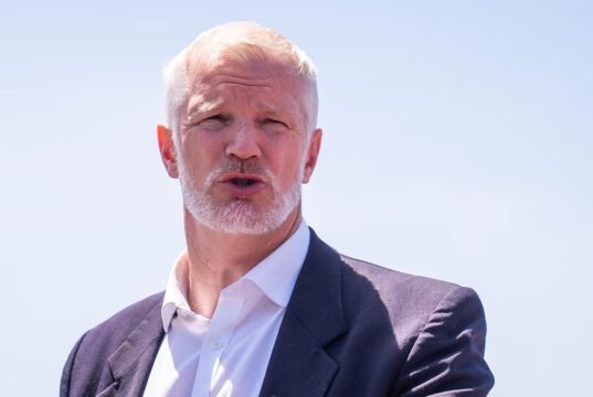Al Kearns sigue a John Healy hasta la puerta mientras acusa al Partido Laborista de “fallarle” a las fuerzas armadas británicas en una carta de renuncia a Starmer en medio de una amarga disputa por el presupuesto de defensa.