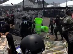 El caos estalla afuera del estadio de la Copa Mundial de la Ciudad de México cuando los manifestantes chocan con la policía antidisturbios y un hombre sufre un ataque cardíaco.