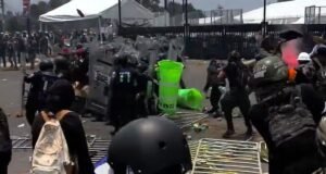 El caos estalla afuera del estadio de la Copa Mundial de la Ciudad de México cuando los manifestantes chocan con la policía antidisturbios y un hombre sufre un ataque cardíaco.