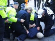 Manifestantes antiinmigrantes chocan con contramanifestantes en todo el Reino Unido mientras familias inocentes quedan atrapadas en escenas violentas